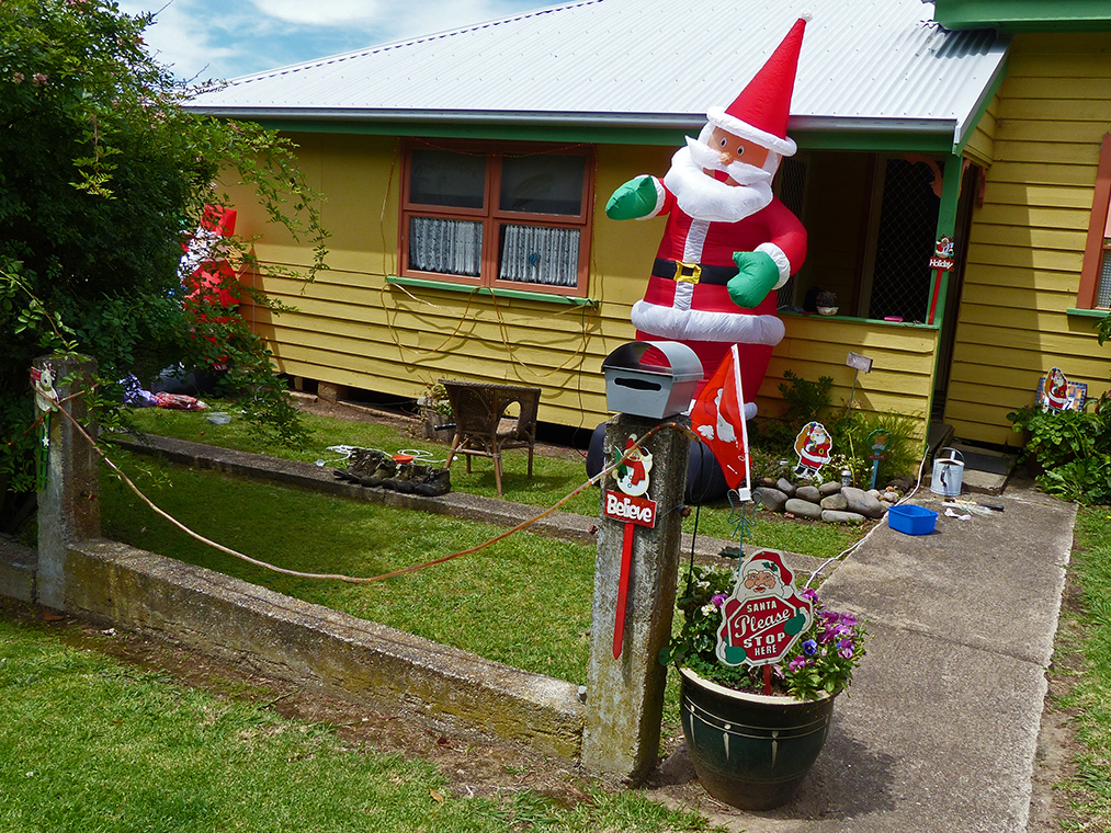 Weihnachtlich geschmückte Vorgärten