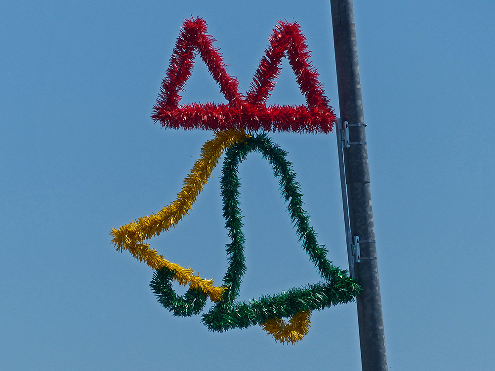 Weihnachtliche Dekoration an einer Straßenlaterne in Australien