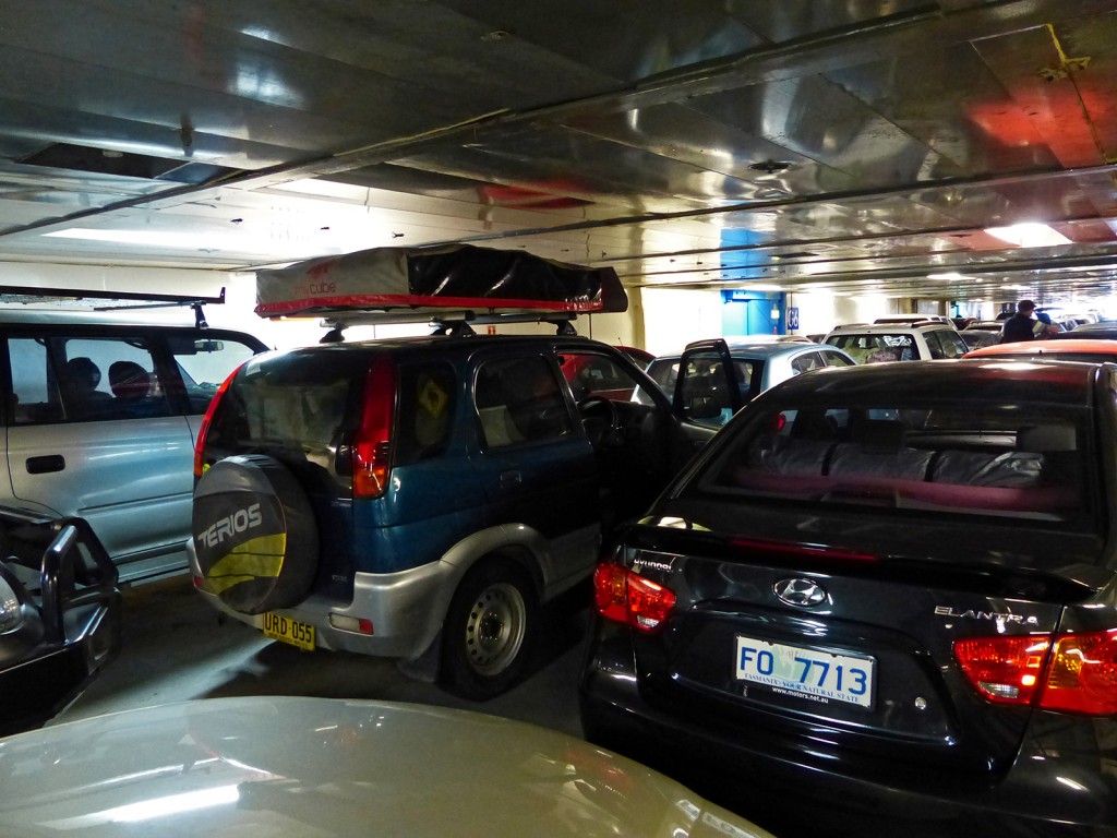 Unser Auto im Bauch der Fähre mit vielen anderen Autos