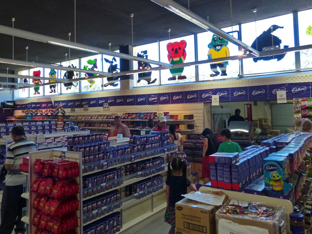 Regale voll mit Cadbury Schokolade