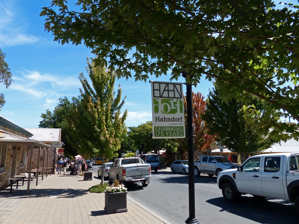 Straße von Hahndorf mit Werbung für den 175 Geburtstag der Stadt
