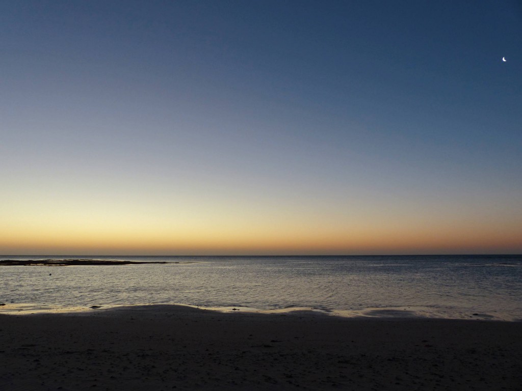 Sonnenuntergang mit Mond in der Wright Bay