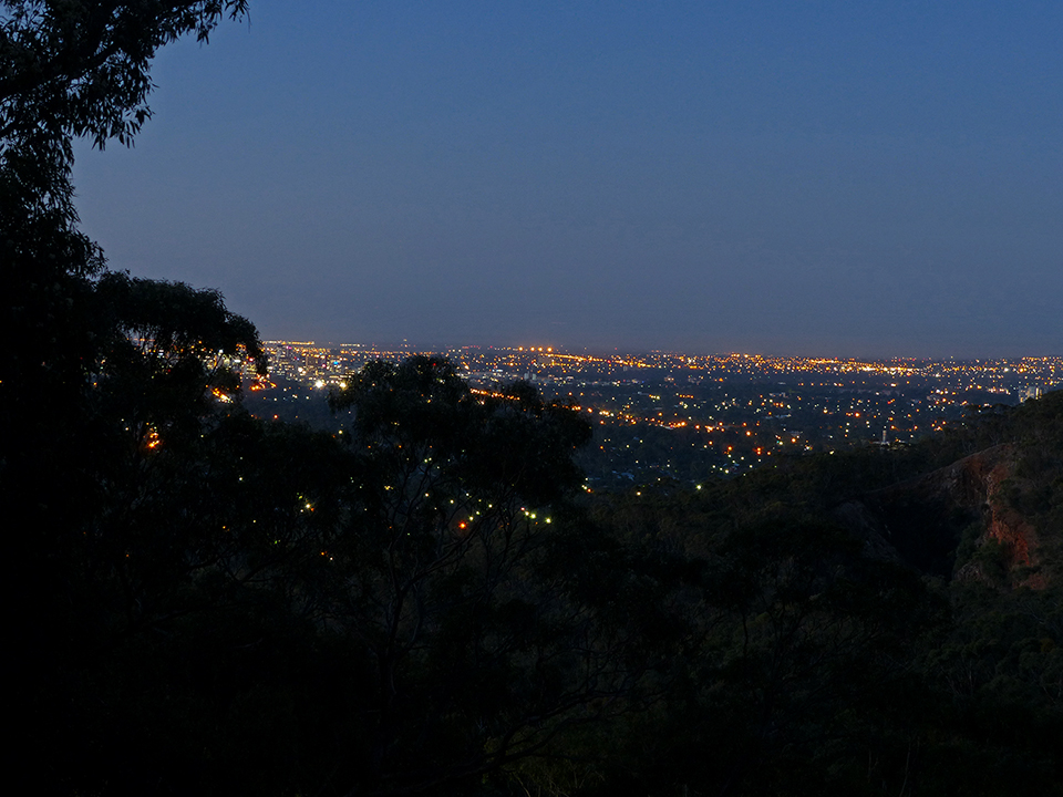 Sicht von der Terasse der AirBnB unterkunft auf Adelaide in der Abenddämmerung