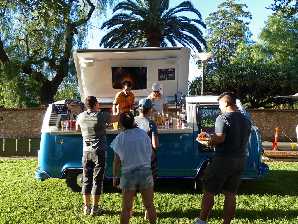 VW-Bus als Bar auf dem Adelaide Night Market