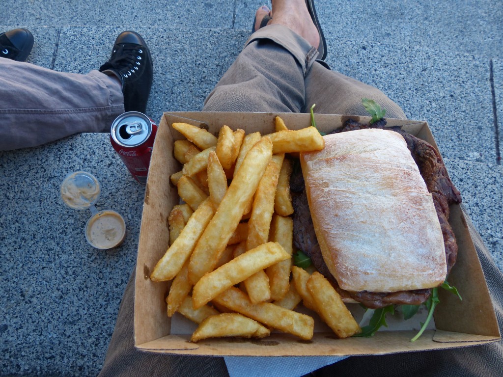 Leckere Burger und Pommes @ Adelaide Night Market